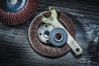 Round polishing discs abrasive key on wooden board