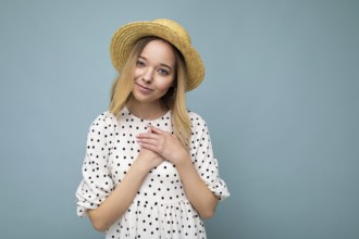 Foto von jung positiv glücklich schöne blonde Frau mit aufrichtigen Emotionen tragen Sommerkleid