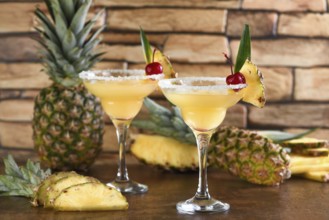 Lime combined with fresh pineapple juice and tequila are cocktails that always have a bright taste