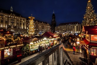 Lively scene of a lively Christmas market at night with festive flair, Dresden Christmas market