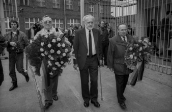Germany, Berlin, 06.03.1992, Wreath-laying ceremony at the former Stasi remand prison