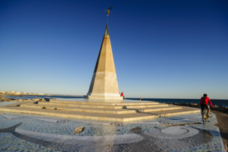 Cyclist next to the monument, Paseo del Molinar, Palma, mallorca, balearic islands, spain