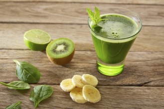 Detox green juice cleansing recipe with also kiwi lemon cucumber spinach