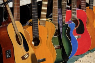 Guitarras, Mercado de antigüedades y de segunda mano de Son Bugadelles, Calvià, Mallorca, balearic