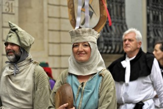 850 years of Gmünd, Schwäbisch Gmünd, Baden-Württemberg, woman and man wearing medieval headgear at