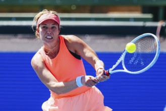 MELBOURNE, AUSTRALIA, JANUARY 12: Danielle Collins plays Mirra Andreeva of Russia during day three