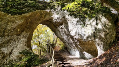 Inzigkofer Grotten on the Donaufelsenläufe hiking trail (Kloster-Felsenweg) near Sigmaringen