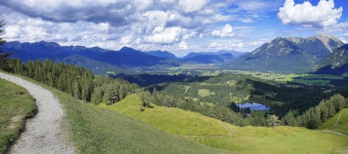Hiking trail up the Hoher Kranzberg with a view of the Karwendel mountains and Schöttelkarspitze