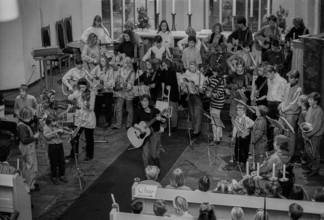 Germany, Berlin, 03.12.1991, Christmas market at the Stefanusstift in Spandau, music in the church,