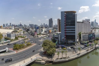 A picture of the Hua Lamphong area of downtown Bangkok