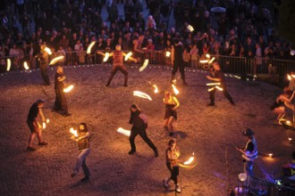 Germany, Berlin, 30.04.2025, Peaceful Walpurgis in Mauerpark, amphitheatre, fire artists, fire