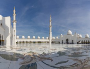 A picture of the Sahan Courtyard of the Sheikh Zayed Grand Mosque