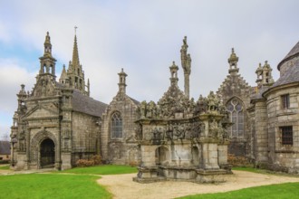 Calvary in front of the church, Enclosed parish Enclos paroissial, Church Eglise Saint-Miliau,