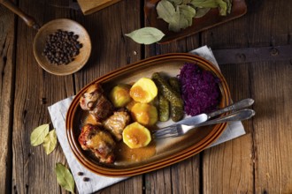 Rustic snirtje roast with red cabbage and cucumber