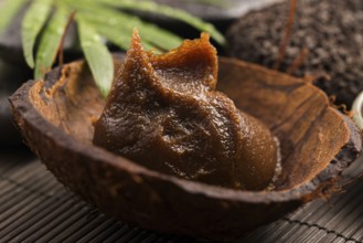 Homemade body peeling with sugar, olive oil and face mask