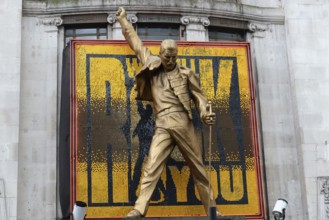 Freddie Mercury, monumental advertising figure in front of the Dominion Theatre for the musical We