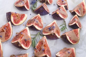 Baked figs with caramel