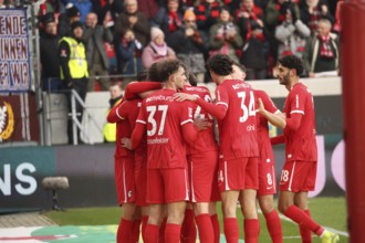 The Freiburg players in a celebratory mood, cheer the 2:0 by Christian Günter (SC Freiburg) during