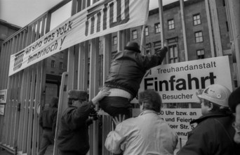 Germany, Berlin, 16 March 1992, Protest by shipyard workers from Rostock in front of the Treuhand