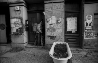 Germany, Berlin, 30.11.1991, Entrance of the occupied house Dunckerstraße 15, planted bathtub,