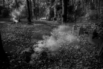 GDR, Berlin, 25.10.1987, Jewish cemetery Weißensee, burning autumn leaves, sign: Section D, Field 0