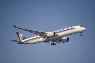 26.07.2023, Singapore, Republic of Singapore, Asia, A Singapore Airlines Airbus A350-900 passenger