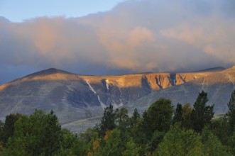 Rondane National Park in autumn. With Høgronden and Storsvulten