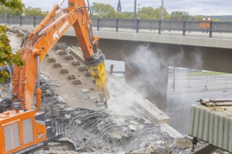 After the collapse of parts of the Carola Bridge, demolition work began on the Old Town side. The