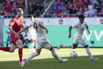 Football match, Harry KANE Bayern Munich centre passes the ball to Serge GNABRY Bayern Munich