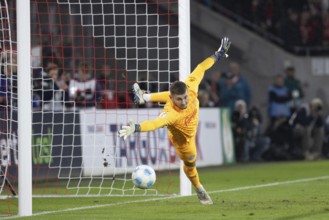Timo Weiner (Goalkeeper, Holstein Kiel, #1), DFB Pokal: 1.FC Köln, Holstein Kiel on 29/10/2024 at