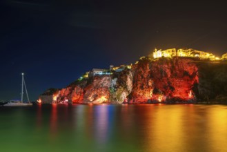 Alte Stadt auf einem Felsen in Agropoli am Abend