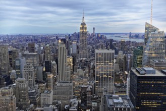 Rockefeller Center observation deck, Panoramic view of the dense New York City skyline, Illuminated