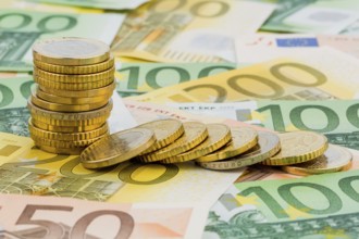 Single stack of coins, lying coins, symbolic photo for capital investment, risk and profit collapse