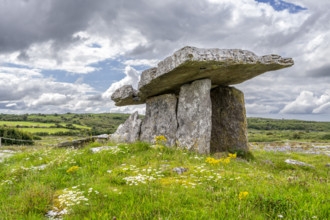 Dolmen of Poulnabrone, probably between 4200 a. C. and 2900 a. C., The Burren, County Clare,