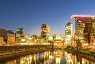 Medienhafen in Düsseldorf zur Abenddämmerung und in voller Beleuchtung
