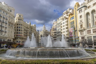 Round fountain and the sculpture in honour of Francesc de Vinate (city jurist), in the centre of