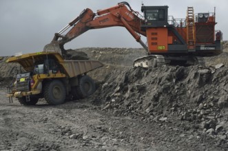 190 ton digger loading a 130 ton tiptruck at Stockton open cast coal mine, Westland
