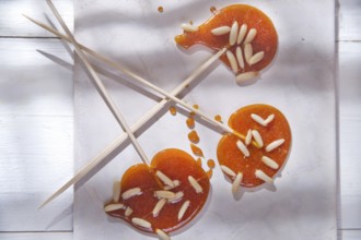 Crunchy sweet made of sugar and dried fruit