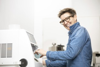 An image of a woman hone the edge of the eyeglasses