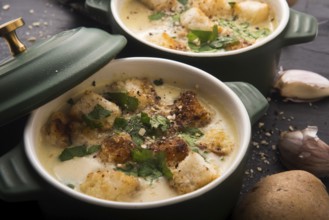 Garlic soup with potatoes