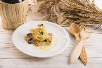 Tagliatelle with bacon and blacken to olive ones