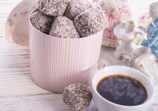 Gingerbreads with chocolate and coconut