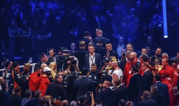 28-11-2015 Dusseldorf Germany. Tyson Fury sings for his wife (she is a cheering blonde) in a