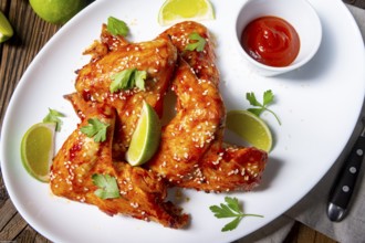 Chicken wings with potato wedges and sezam