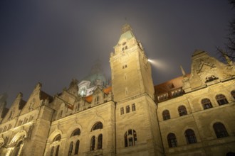 Hanover town hall in the evening with fog, Hanover, Lower Saxony, Germany, Europe