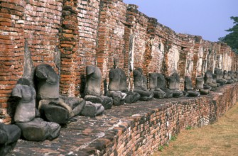 Wat Phra Mahathat was built during the reign of Borommaracha I (Boromma Rachathirat I) or Khun