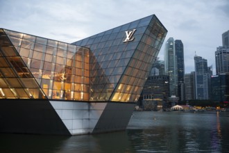 14.12.2018, Singapore, Republic of Singapore, Asia, Louis Vuitton luxury boutique in Marina Bay