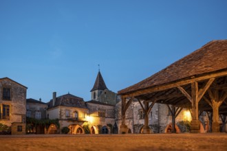 Die blaue Stunde an der Place des Cornieres mit Beleuchtung, dem zentralen Stadtplatz der Bastide