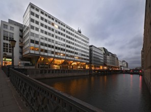 Fleet at Jungfenstieg in Hamburg in the late evening