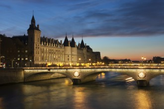 Pont of change and the concierge, Paris, Ile-de-france, France, Europe